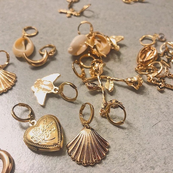 Golden Sea Shell Dangle Earring - Picture 3 of 3